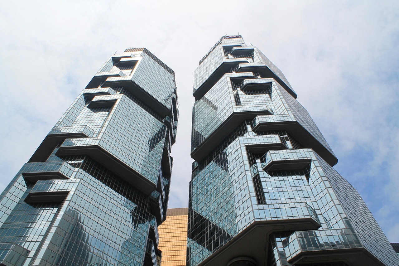 香港上市内地公司的机遇与挑战并存