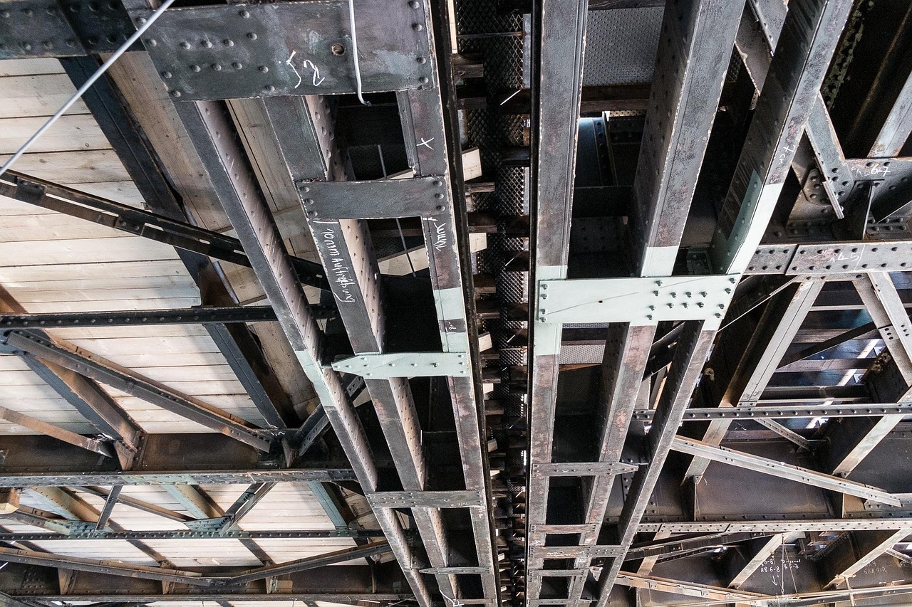 建筑钢材价格分析及市场波动与影响因素探讨