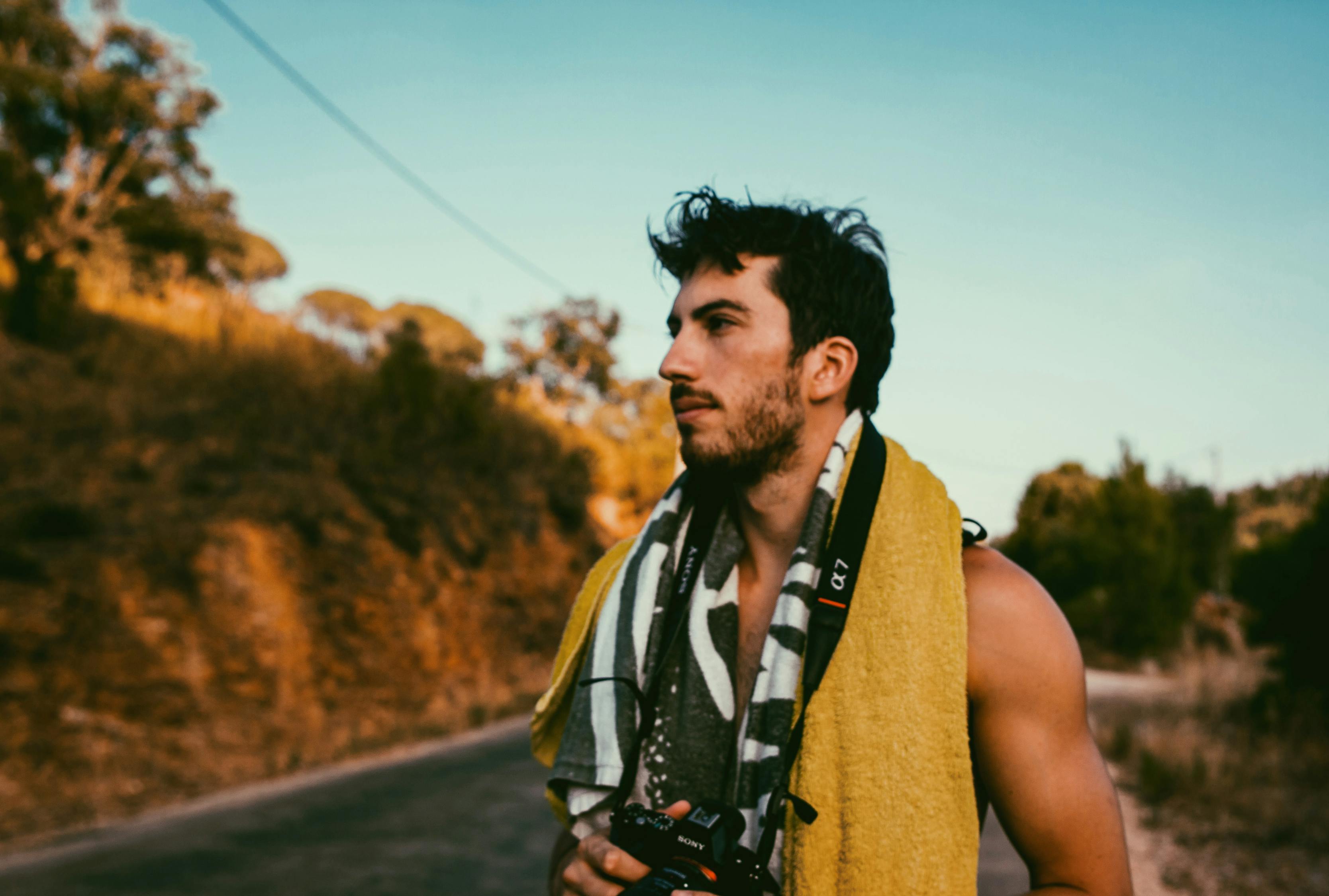 光影中的夏日激情与人生启示,电影艳阳天赏析