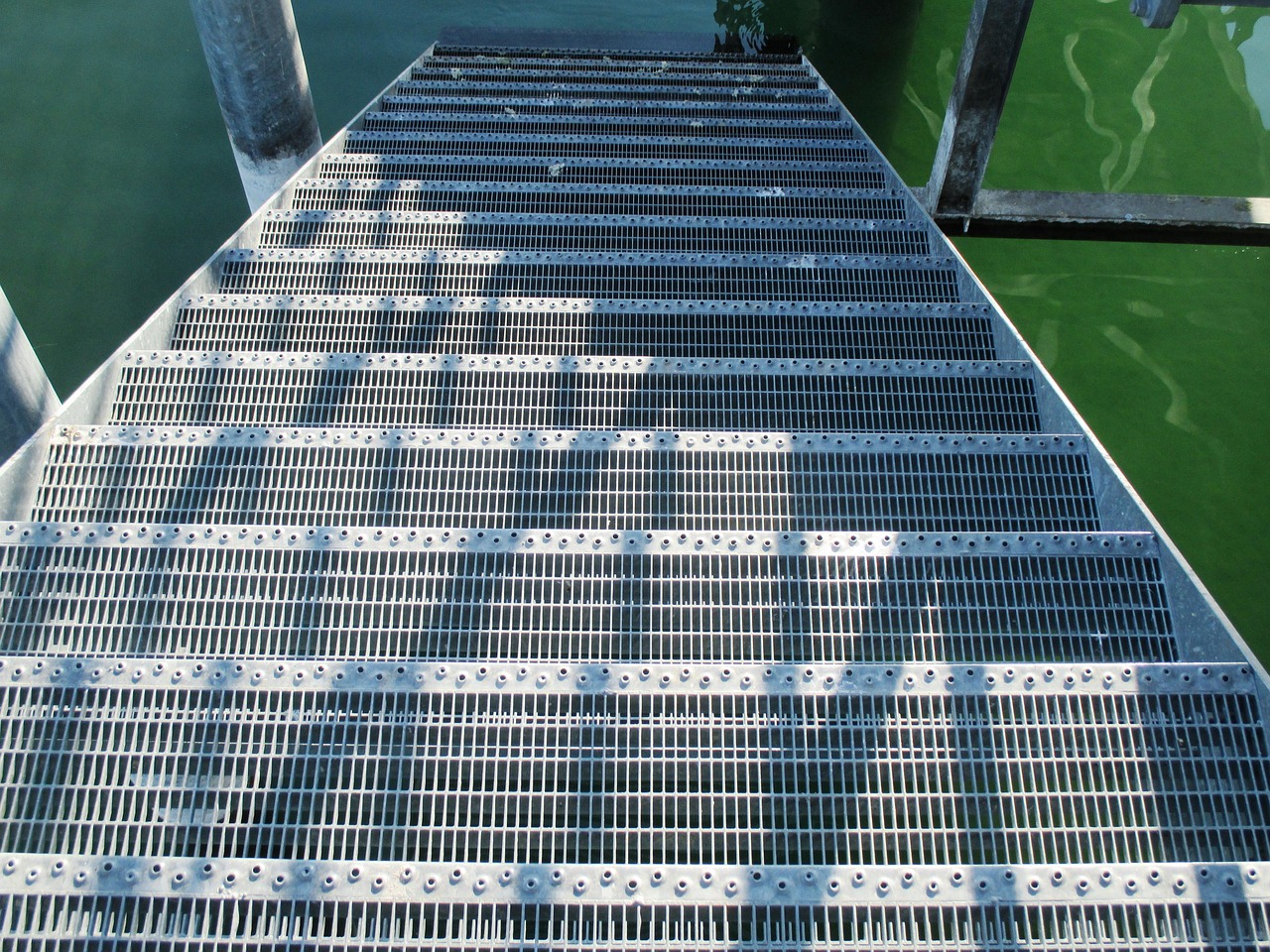 17踏步钢结构楼梯价格分析,全面了解楼梯造价