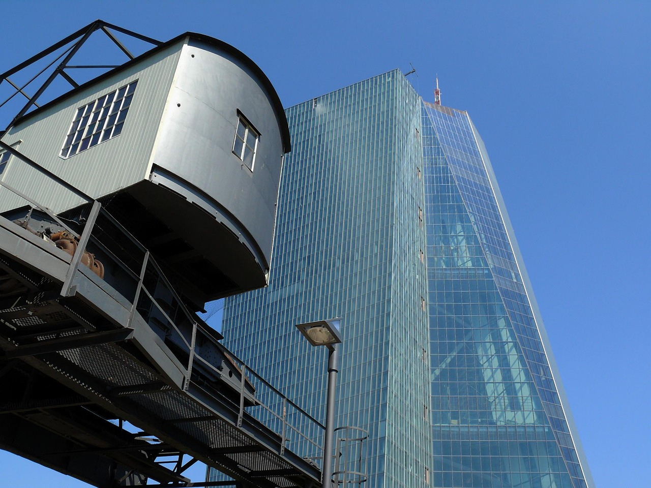 亿航上市，智能无人机行业的新里程碑